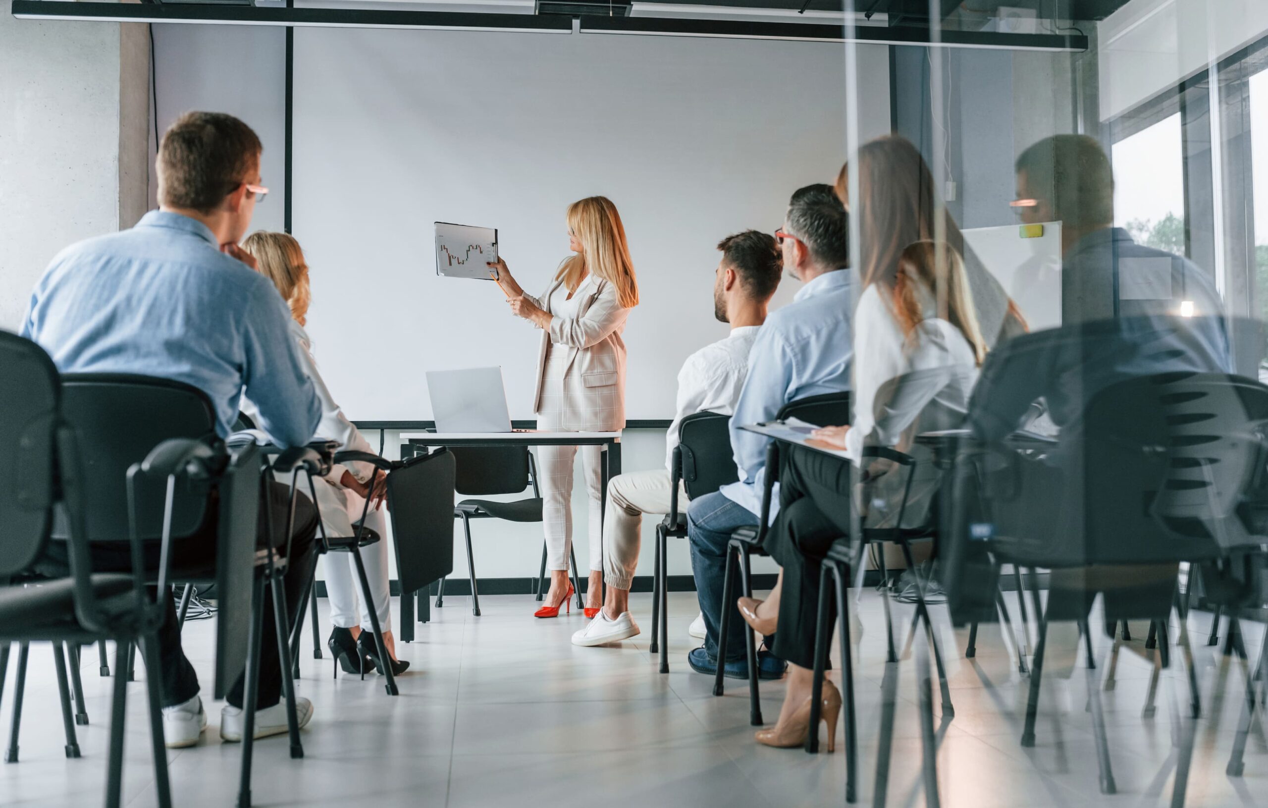 Profesjonalne szkolenia sprzedażowe prowadzone przez doświadczonego trenera. Uczestnicy analizują wykresy i strategie sprzedaży, zdobywając praktyczne umiejętności zwiększające skuteczność w biznesie B2B